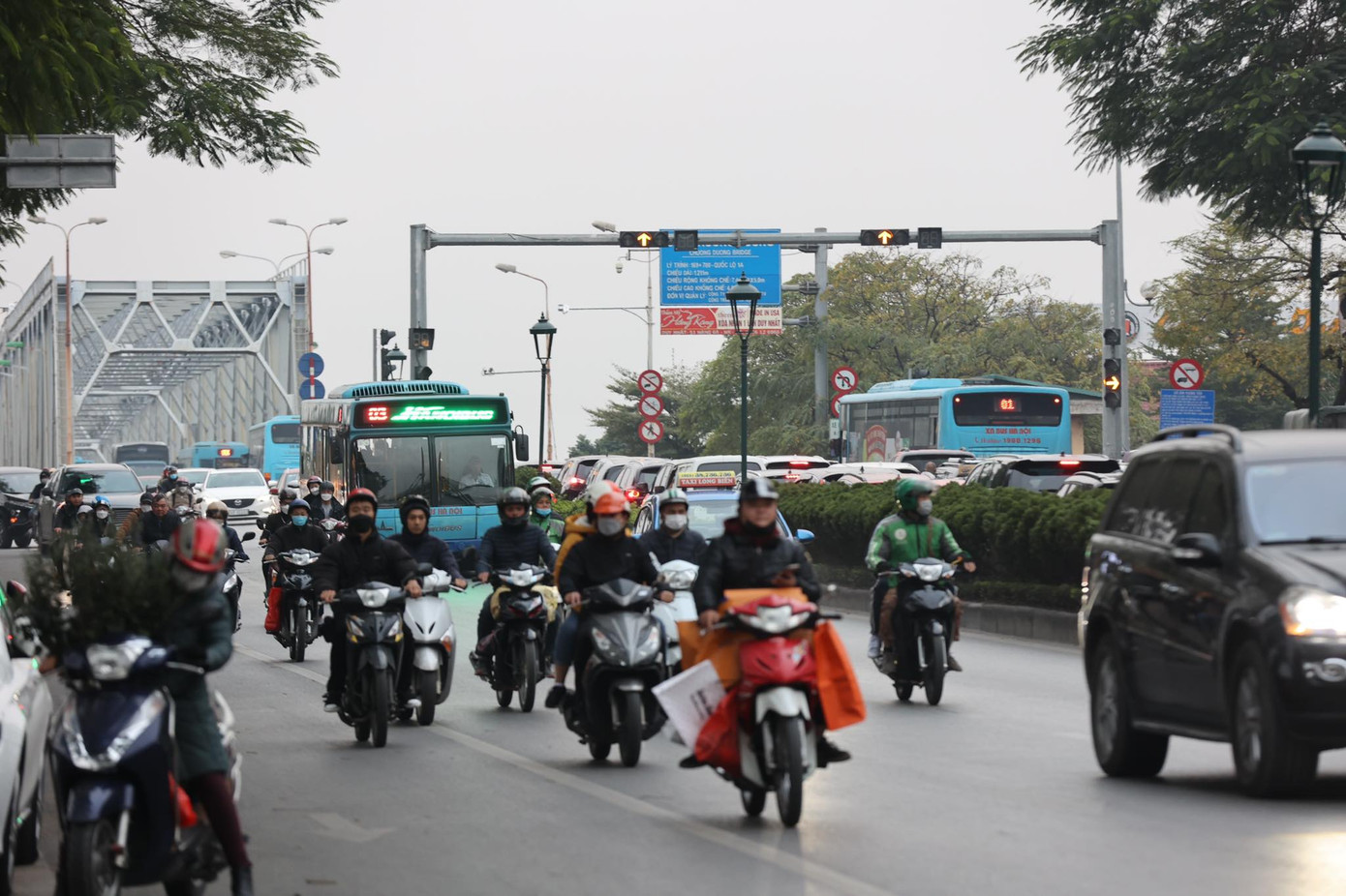 Một tài xế chạy từ Hải Phòng về Hà Nội cho hay vì sợ đường cầu Vĩnh Tuy về thường xuyên tắc nên hôm nay chạy về cầu Chương Dương, tuy nhiên ở đây lại tắc hơn ở cầu Vĩnh Tuy.
