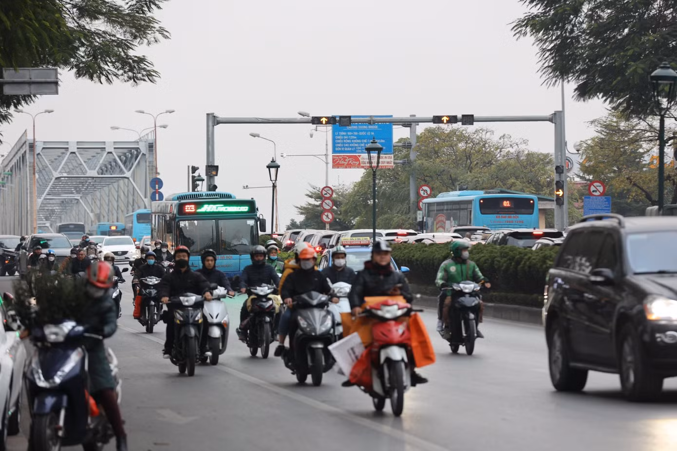 Một tài xế chạy từ Hải Phòng về Hà Nội cho hay vì sợ đường cầu Vĩnh Tuy về thường xuyên tắc nên hôm nay chạy về cầu Chương Dương, tuy nhiên ở đây lại tắc hơn ở cầu Vĩnh Tuy.