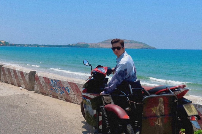 Anh Phan Vũ Minh tự chinh phục các địa danh ở Việt Nam bằng con xe máy đặc chế (Ảnh: NVCC).