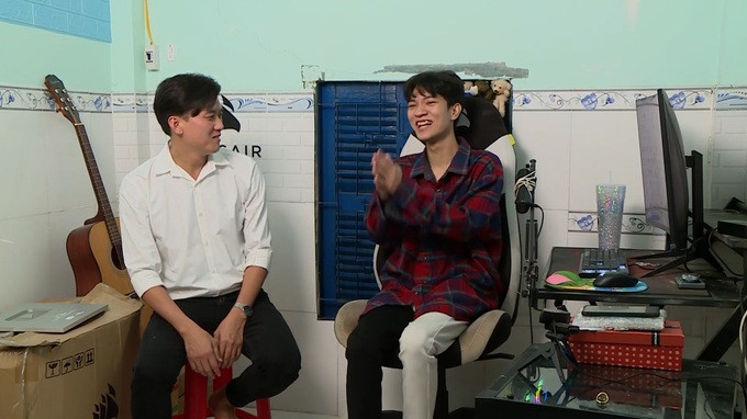 Hiếu Leblanc kể chuyện về nghề streamer ở góc làm việc của anh (Ảnh: GCTN). Hiếu Leblanc kể chuyện về nghề streamer ở góc làm việc của anh (Ảnh: GCTN).