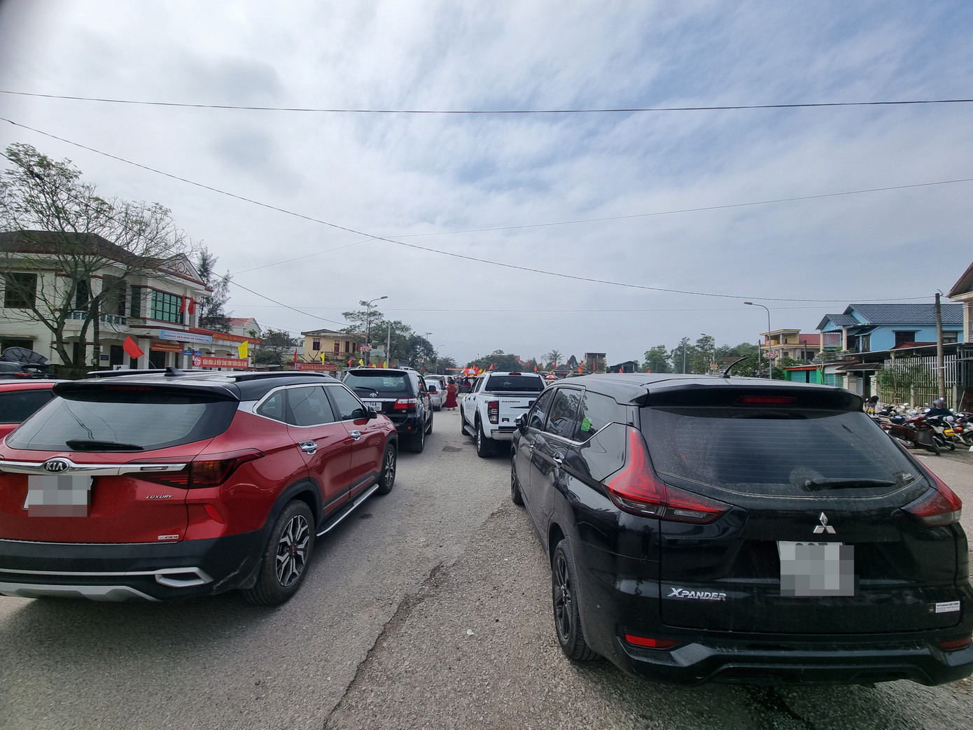 Không chỉ người dân địa phương mà người từ các tỉnh thành khác cũng kéo về xem "hoa hậu mèo". Chị Lương Thùy Linh (Đà Nẵng) cho hay trên đường du xuân ra phía Bắc, cả nhà chị đã ghé lại đây để được tận mắt xem tượng mèo. Chị đánh giá chú mèo rất dễ thương, gần gũi. Ảnh: Thanh Trần.