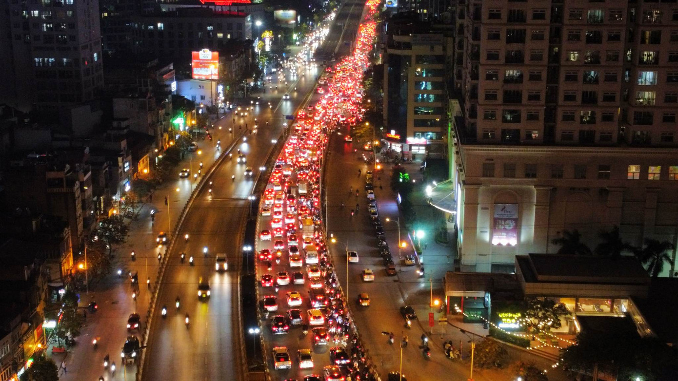 Khu vực đê Nguyễn Khoái và đường Vành đai 2 (đoạn cầu Vĩnh Tuy xuống) đang ùn tắc. - Ảnh: Hoàng Mạnh Thắng