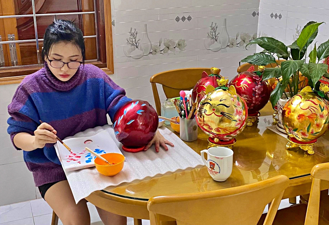 Năm nay, Loan quyết định trang trí dừa chưng Tết bằng họa tiết hình mèo và cá vàng. (Ảnh nhân vật cung cấp). Năm nay, Loan quyết định trang trí dừa chưng Tết bằng họa tiết hình mèo và cá vàng. (Ảnh nhân vật cung cấp).