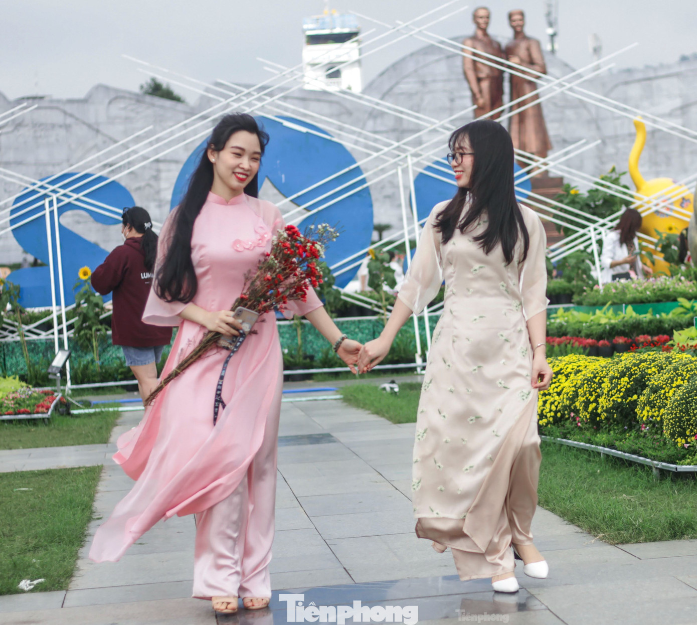 Bạn trẻ với tà áo dài duyên dáng, thướt tha, chụp ảnh check-in.