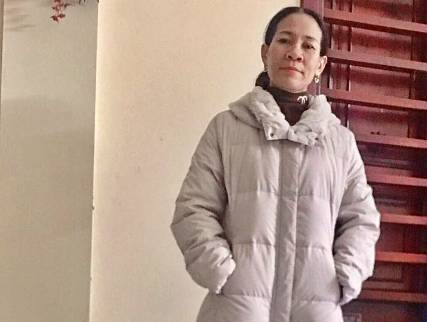 Mẹ chụp ảnh với chiếc áo khoác mới do Na gửi về từ Nhật Bản.