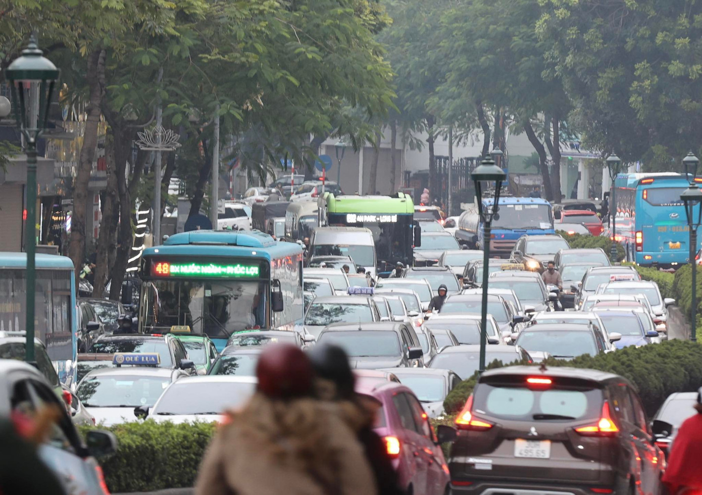 Lượng xe xếp hàng dài từ đường Nguyễn Sơn hướng về cầu Chương Dương. - Ảnh: Như Ý
