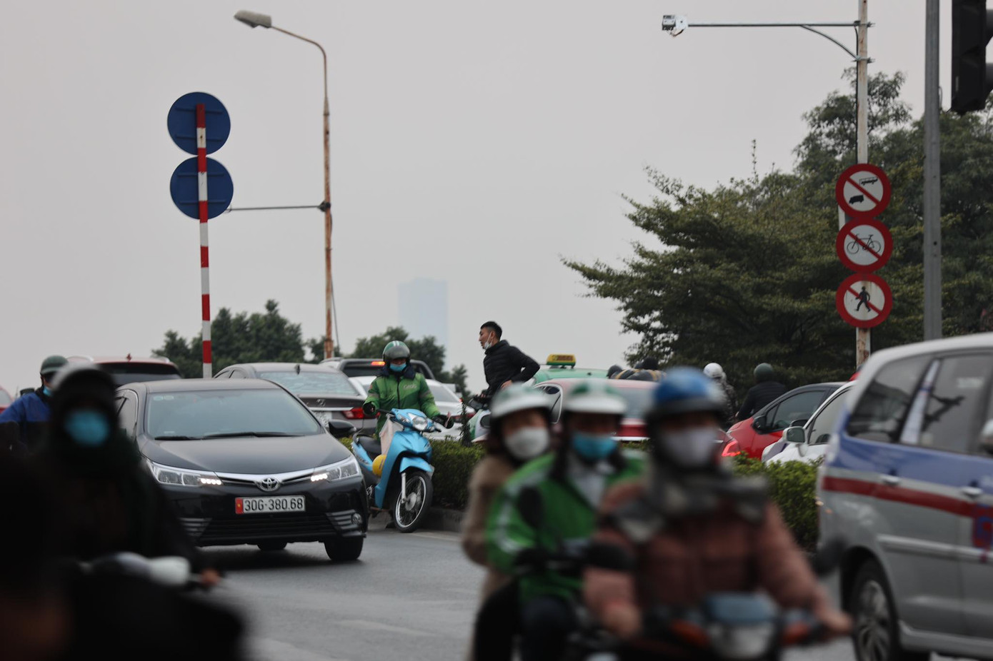 Theo ghi nhận của PV khi lên cầu Vĩnh Tuy, lượng phương tiện thông thoáng không bị ùn tắc trên cầu, chỉ khi xuống dưới chân cầu Vĩnh Tuy về Times City bị ùn tắc dài do nút thắt cổ chai.