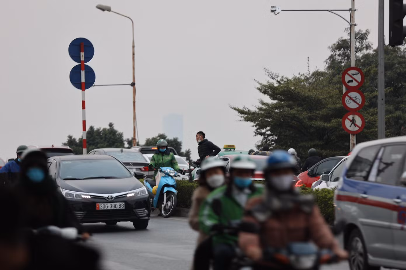 Theo ghi nhận của PV khi lên cầu Vĩnh Tuy, lượng phương tiện thông thoáng không bị ùn tắc trên cầu, chỉ khi xuống dưới chân cầu Vĩnh Tuy về Times City bị ùn tắc dài do nút thắt cổ chai.