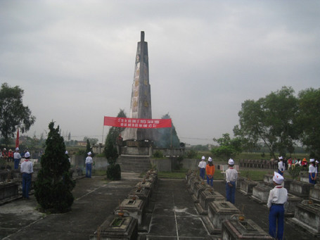 Một giờ học lịch sử của các em học sinh Trường Tiểu học cơ sở số 1 Triệu Trạch tại nghĩa trang liệt sỹ. (Ảnh: Nhà trường cung cấp)