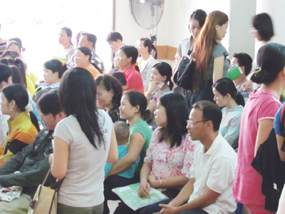 Sản phụ chen chân tại phòng sinh Bệnh viện Từ Dũ ngày 11-2 Ảnh: Lê Nguyễn