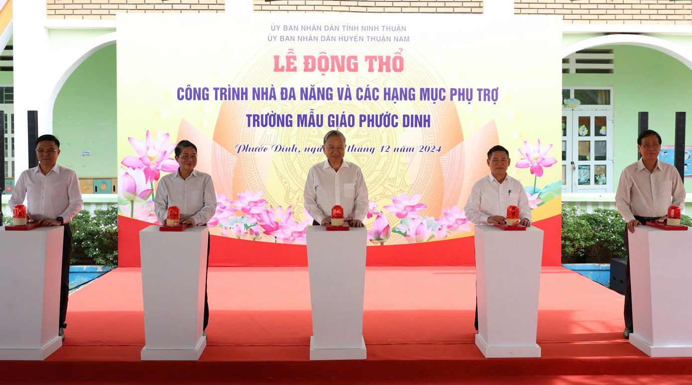 Tổng Bí thư Tô Lâm (giữa) nhấn nút khởi công công trình tại Trường Mẫu giáo Phước Dinh.
