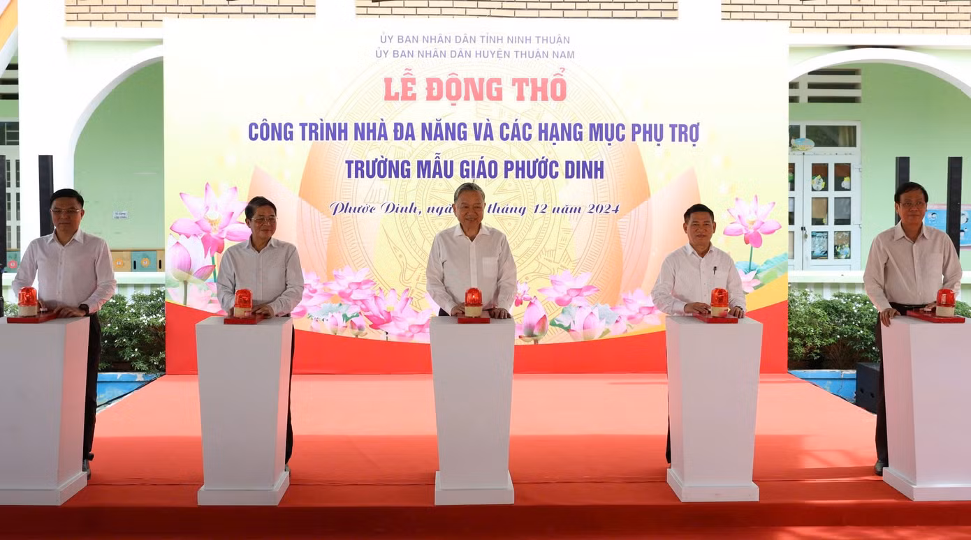 Tổng Bí thư Tô Lâm (giữa) nhấn nút khởi công công trình tại Trường Mẫu giáo Phước Dinh.