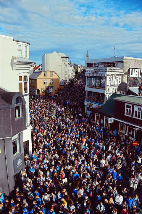 Iceland được chào đón như nhà vô địch khi hồi hương ảnh 1