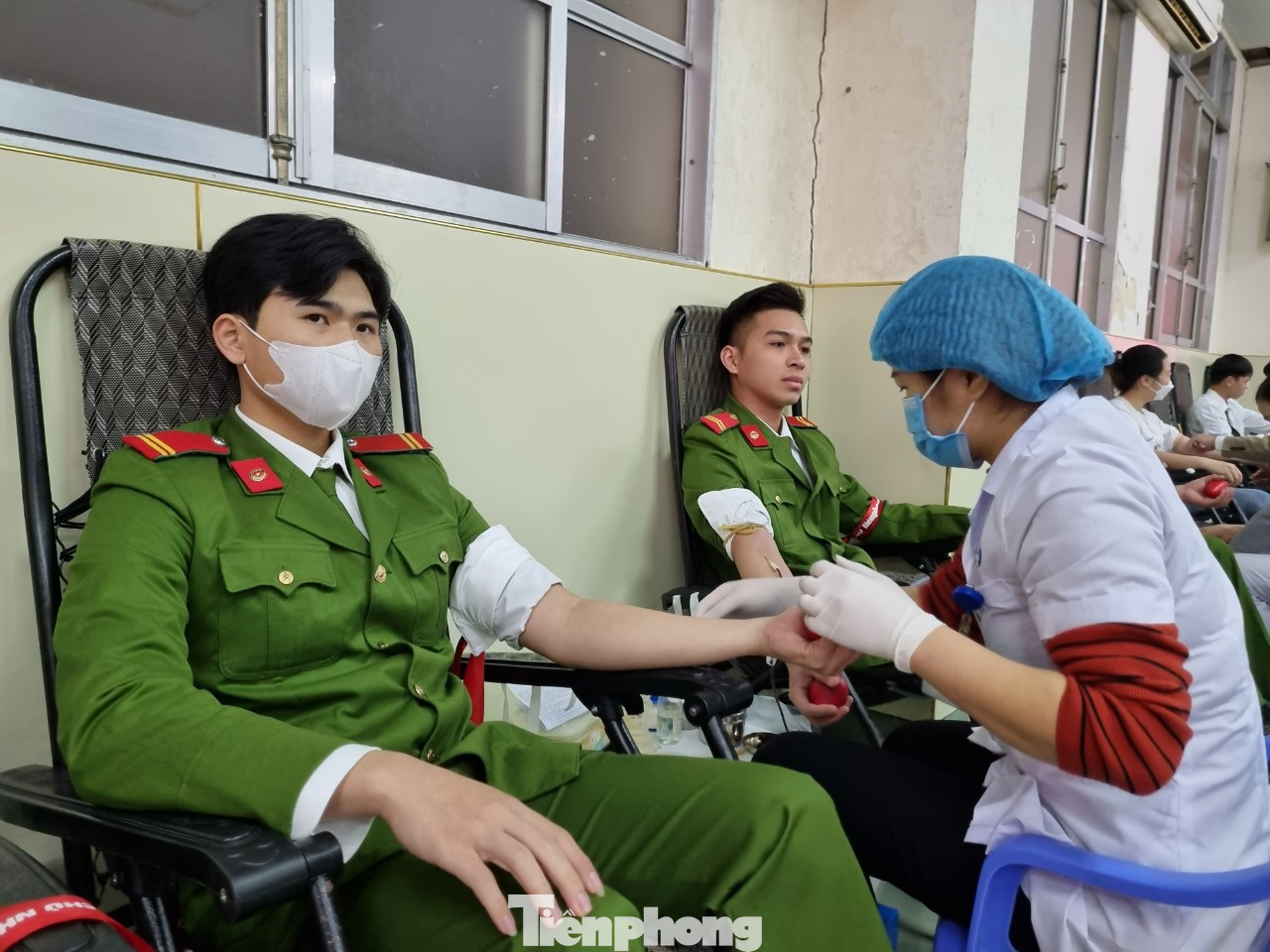 Chiến sĩ lực lượng vũ trang Thái Bình tham gia hiến máu tại chương trình Chủ nhật Đỏ.