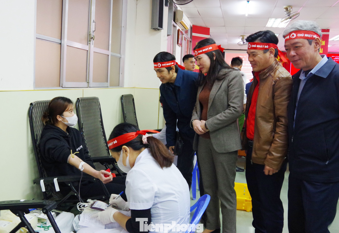 Các đại biểu động viên tình nguyện viên hiến máu.