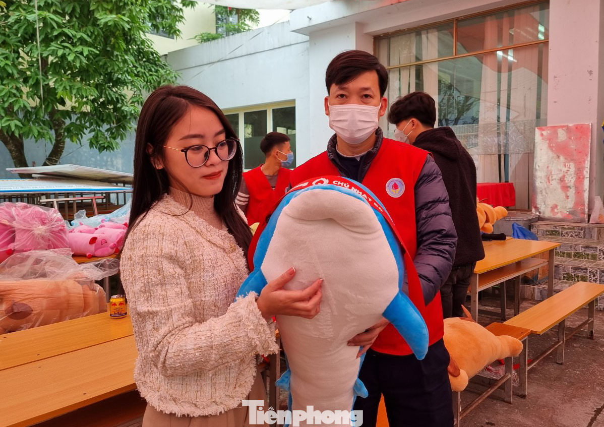 Các tình nguyện viên hiến máu được Ban tổ chức tặng quà động viên.