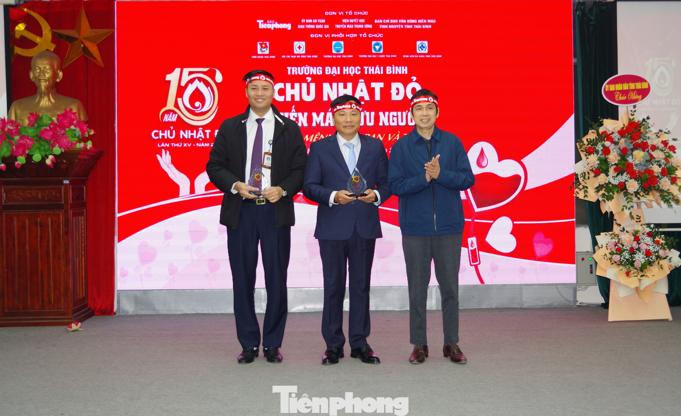 Nhà báo Nguyễn Huy Lộc, Ủy viên Ban Biên tập trao kỷ niệm chương cho các đơn vị phối hợp tổ chức chương trình Chủ nhật Đỏ tại trường Đại học Thái Bình.