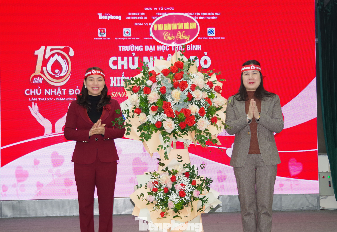 Bà Trần Thị Bích Hằng, Phó Chủ tịch UBND tỉnh, Trưởng Ban Chỉ đạo vận động hiến máu tỉnh Thái Bình tới dự buổi lễ và tặng hoa chúc mừng Ban tổ chức Chủ nhật Đỏ.