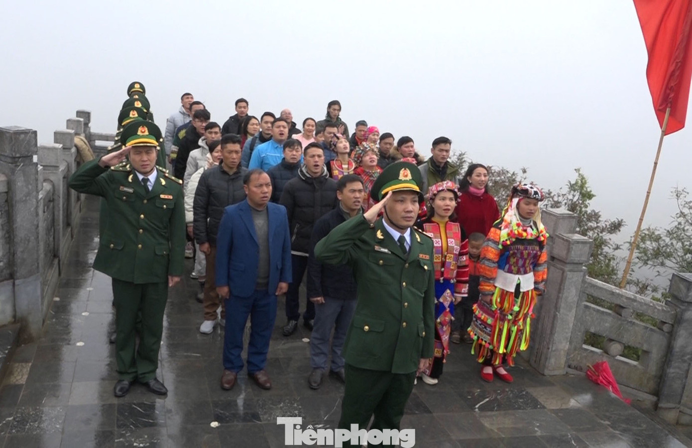 Cán bộ Đồn Biên phòng Lũng Cú, lãnh đạo, nhân dân xã Đồng Văn và du khách thực hiện nghi lễ thượng cờ đầu năm mới.