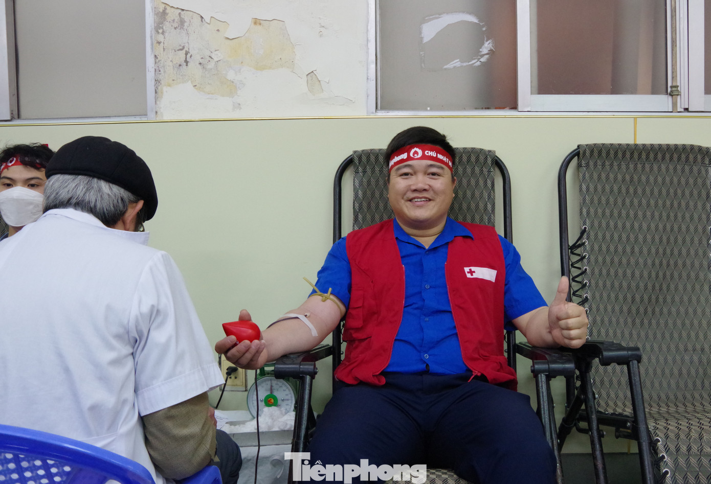 Trong ảnh là anh Đặng Văn Linh, Bí thư Đoàn trường Đại học Thái Bình. Anh Linh cho biết, đây là lần thứ 28 anh tham gia hiến máu, lần thứ 4 tham gia Chủ nhật Đỏ. Anh chia sẻ, việc làm của anh chỉ với mong muốn giọt máu cho đi có thể cứu được một người khác. “Bên cạnh việc tham gia hiến máu, tôi đã tích cực tuyên truyền, vận động các thành viên trong gia đình tham gia. Nay các anh, chị, em trong gia đình đều là tình nguyên viên tích cực của các chương trình hiến máu cứu người”, anh Linh cho biết.