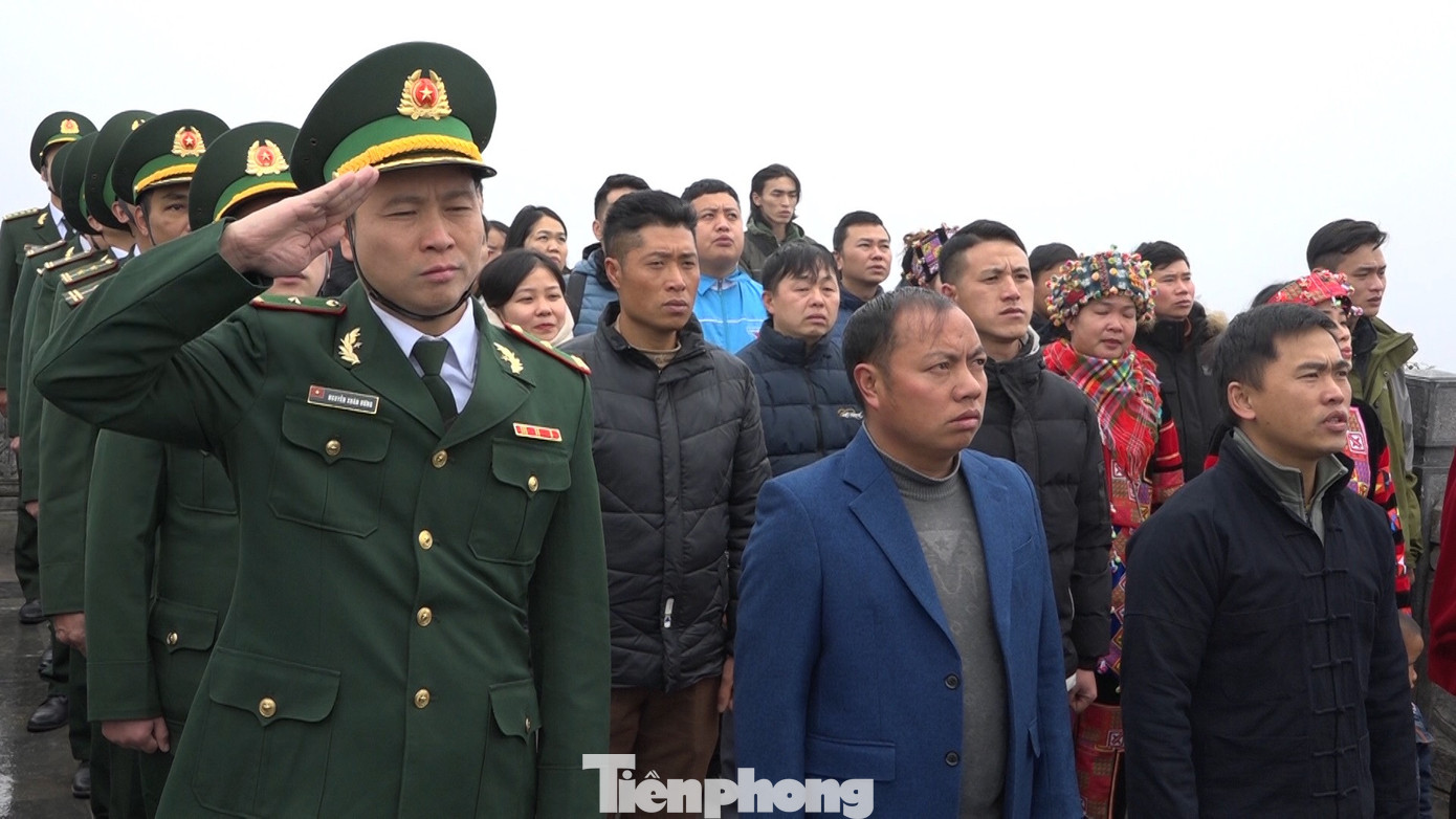 Cán bộ, nhân dân vinh dự, tự hào được tham dự nghi lễ thượng cờ đầu năm mới.