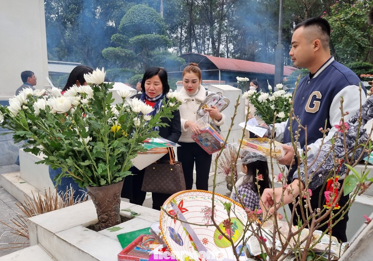 Du khách dâng hương, dâng hoa tưởng niệm 10 cô gái thanh niên xung phong hy sinh tại Ngã ba Đồng Lộc. Ngoài hương, hoa và lễ vật, dịp Tết Nguyên đán, du khách còn dâng cành đào tại khu mộ.