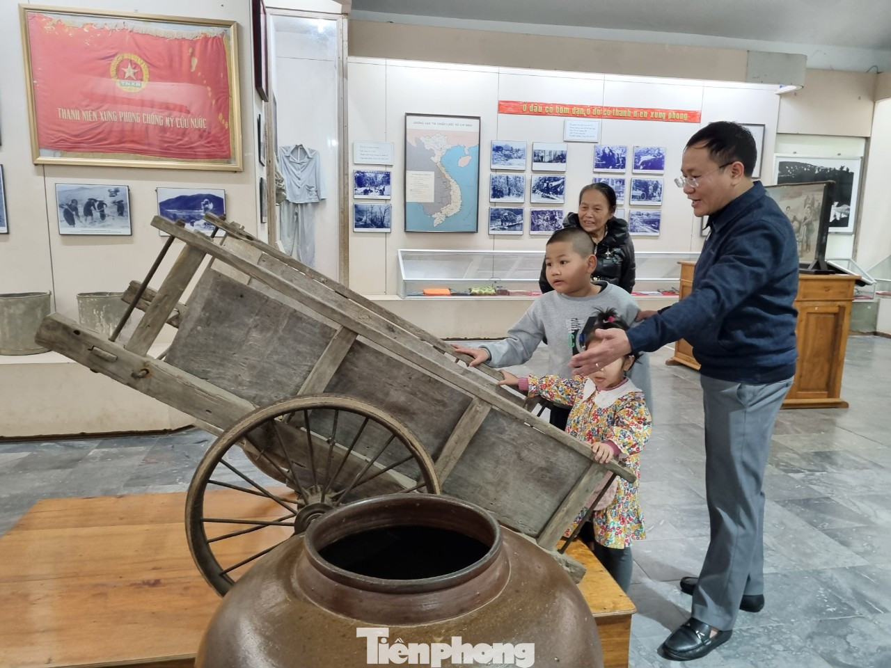 Anh Trần Văn Hạnh (sinh sống tại TP. Hồ Chí Minh) về quê đón Tết, đưa các con lên thăm Khu Di tích lịch sử Thanh niên xung phong Ngã ba Đồng Lộc chia sẻ: "Mỗi lần về quê, tôi đều đưa các con đến Khu Di tích lịch sử này. Tôi muốn các con tìm hiểu về sự hy sinh anh dũng của 10 cô gái thanh niên xung phong, để thêm trân quý nền độc lập, tự do ngày hôm nay".