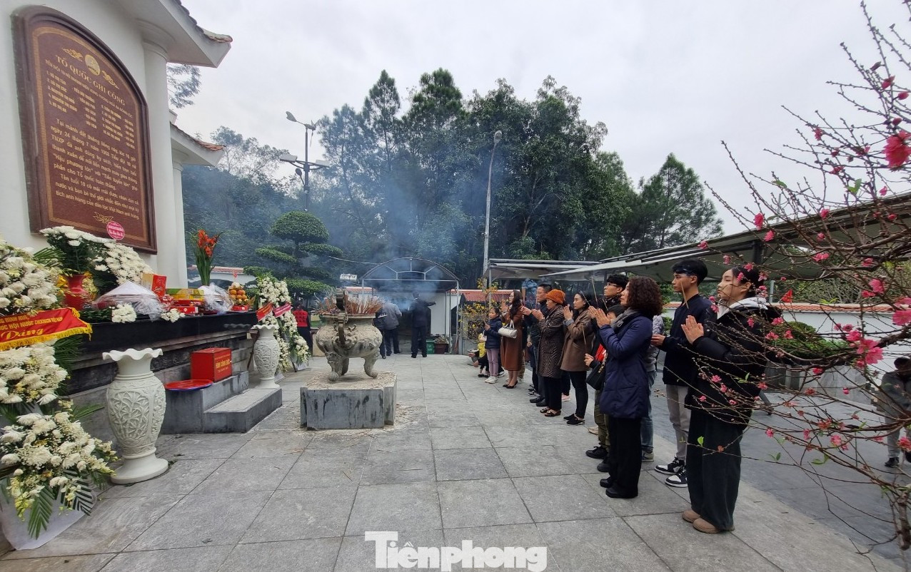 Du khách được hòa mình trong không gian tưởng niệm linh thiêng của Khu Di tích lịch sử Thanh niên Xung phong Ngã ba Đồng Lộc trong những ngày đầu năm mới.