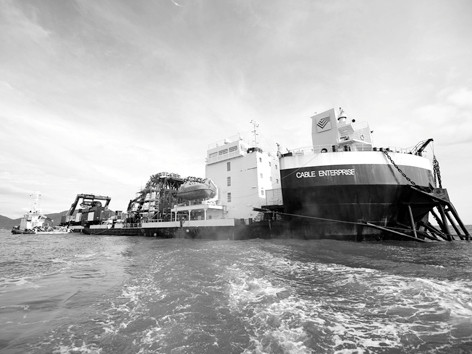 Tàu lắp đặt cáp ngầm đang hoạt động trên biển Hà Tiên - Phú Quốc. Ảnh: Đ.H. Tàu lắp đặt cáp ngầm đang hoạt động trên biển Hà Tiên - Phú Quốc. Ảnh: ĐH