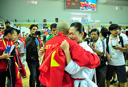 Cô đã không thể kìm được những giọt nước mắt hạnh phúc