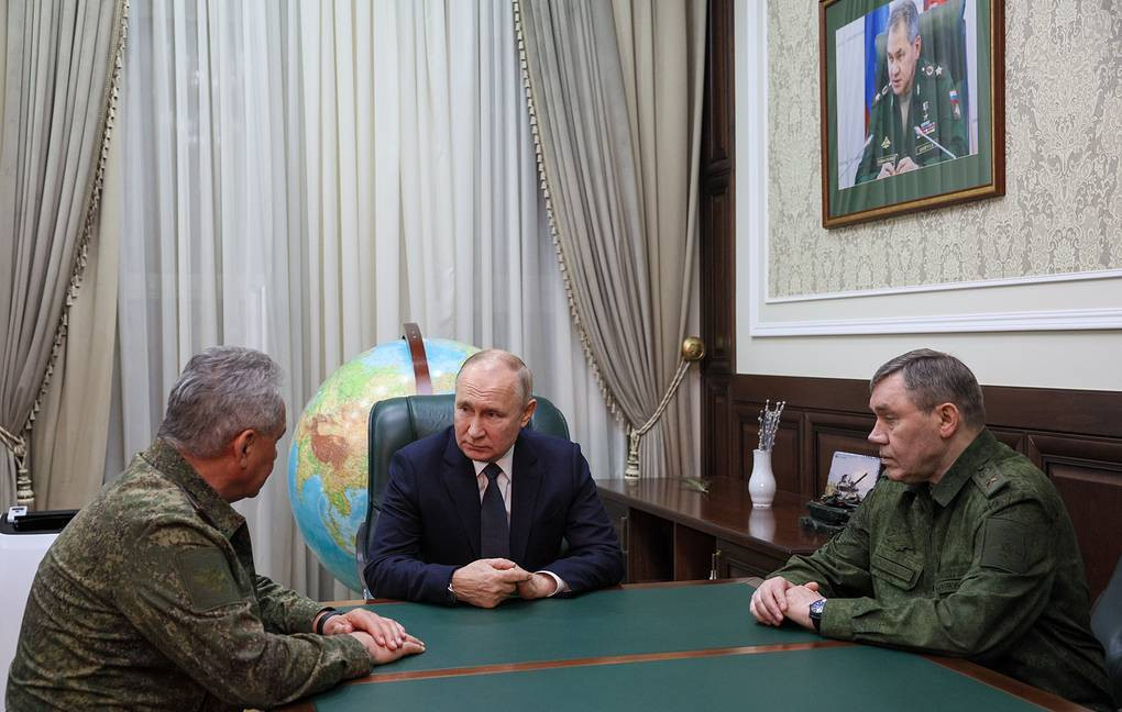 Tổng thống Putin họp với các quan chức quốc phòng. Ảnh: Tass