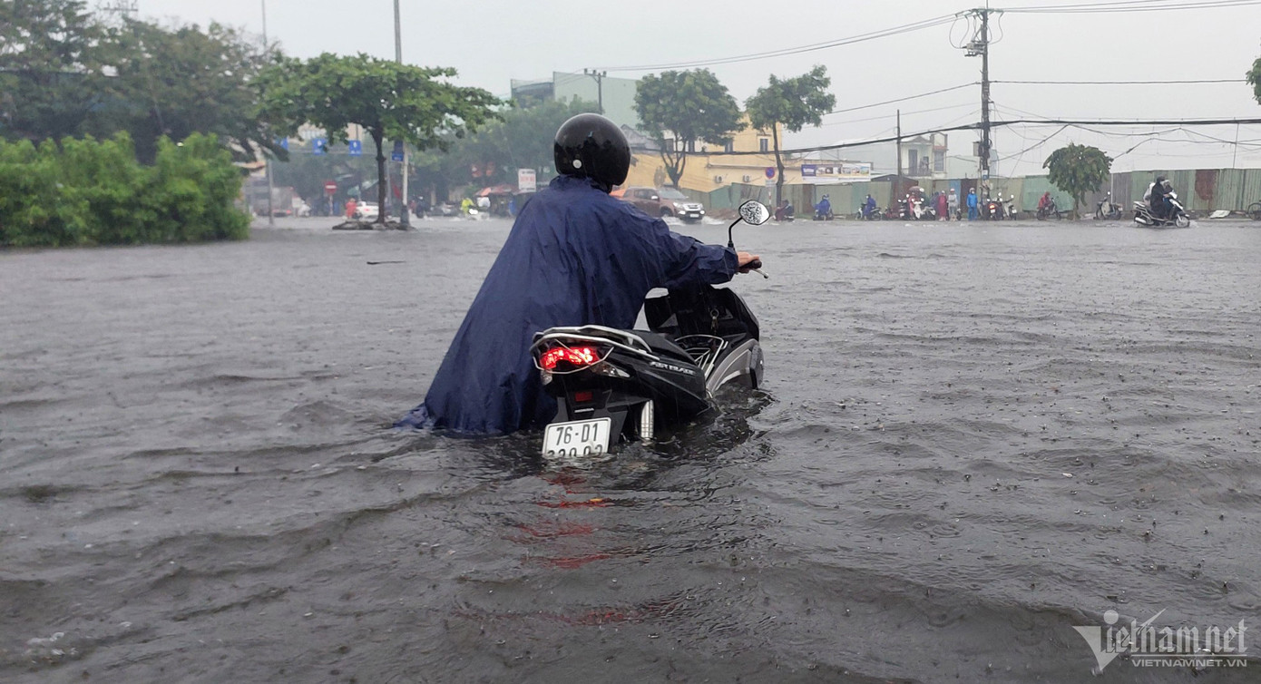 Tại khu vực cổng Khu công nghiệp Hòa Khánh giao với đường Nguyễn Lương Bằng, nước ngập sâu hơn 0,5m. Hàng loạt xe bị chết máy, phải dắt bộ. Phương tiện lưu thông qua khu vực này hỗn loạn. Tại khu vực cổng Khu công nghiệp Hòa Khánh giao với đường Nguyễn Lương Bằng, nước ngập sâu hơn 0,5m. Hàng loạt xe bị chết máy, phải dắt bộ. Phương tiện lưu thông qua khu vực này hỗn loạn.