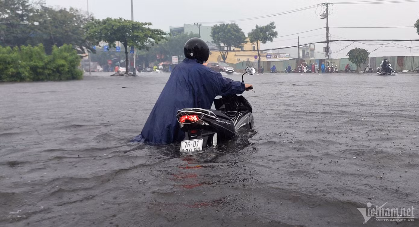 Tại khu vực cổng Khu công nghiệp Hòa Khánh giao với đường Nguyễn Lương Bằng, nước ngập sâu hơn 0,5m. Hàng loạt xe bị chết máy, phải dắt bộ. Phương tiện lưu thông qua khu vực này hỗn loạn. Tại khu vực cổng Khu công nghiệp Hòa Khánh giao với đường Nguyễn Lương Bằng, nước ngập sâu hơn 0,5m. Hàng loạt xe bị chết máy, phải dắt bộ. Phương tiện lưu thông qua khu vực này hỗn loạn.