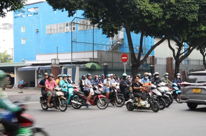 Luồng xe rẽ vào đường Mạc Đĩnh Chi khá lớn, nhưng giao thông khu vực không xảy ra xung đột.