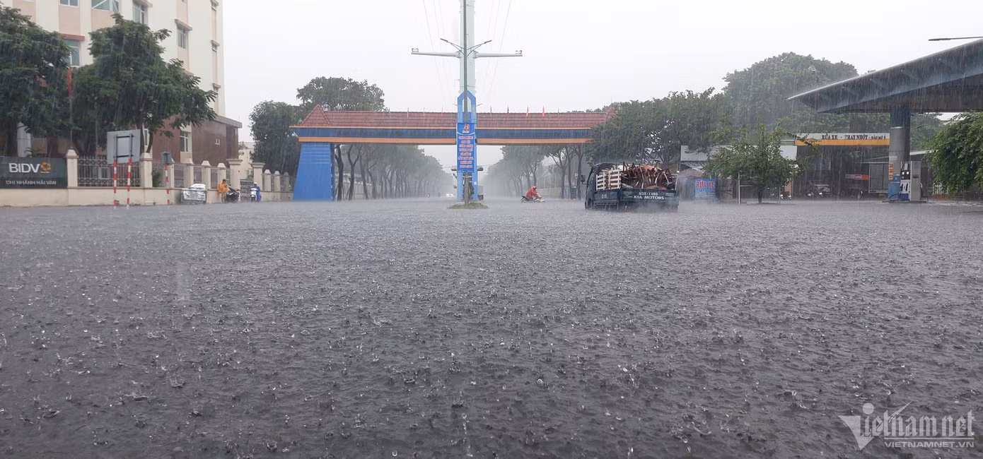 Trận mưa như trút nước kéo dài từ 11h trưa nay (7/11), khiến nhiều tuyến đường trên địa bàn quận Liên Chiểu (TP Đà Nẵng) ngập sâu. Tại tuyến đường Âu Cơ, Đồng Kè, Lạc Long Quân, đường số 4, Nguyễn Lương Bằng (đoạn cổng Khu công nghiệp Hòa Khánh)... nước ngập sâu từ 0,3 đến hơn 0,5m. Trong ảnh: Cổng Khu công nghiệp Hòa Khánh nước ngập sâu. Trận mưa như trút nước kéo dài từ 11h trưa nay (7/11), khiến nhiều tuyến đường trên địa bàn quận Liên Chiểu (TP Đà Nẵng) ngập sâu. Tại tuyến đường Âu Cơ, Đồng Kè, Lạc Long Quân, đường số 4, Nguyễn Lương Bằng (đoạn cổng Khu công nghiệp Hòa Khánh)... nước ngập sâu từ 0,3 đến hơn 0,5m. Trong ảnh: Cổng Khu công nghiệp Hòa Khánh nước ngập sâu.