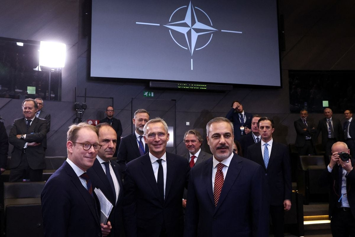 Ông Stoltenberg (giữa) tại cuộc họp với các Ngoại trưởng NATO. Ảnh: Reuters Ông Stoltenberg (giữa) tại cuộc họp với các Ngoại trưởng NATO. Ảnh: Reuters