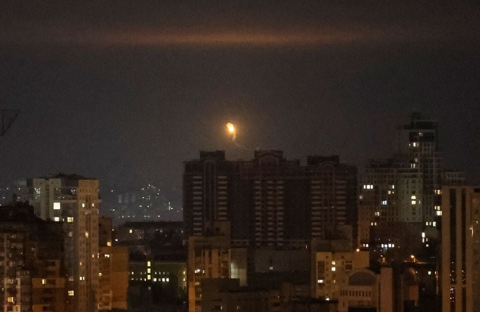 Máy bay không người lái bị bắn hạ trên bầu trời Kiev sáng sớm 19/11. Ảnh: Reuters