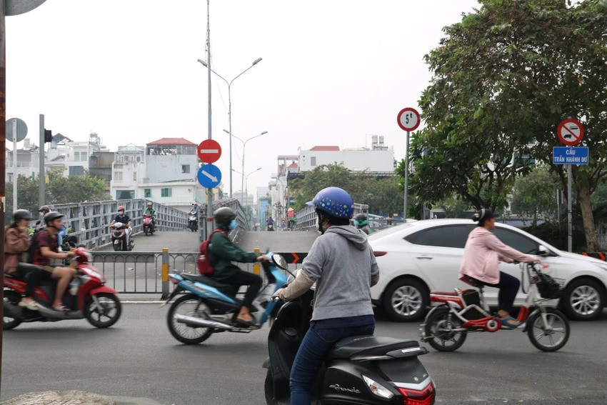 Nút giao thông Trường Sa- Trần Khánh Dư - Hoàng Sa xóa khỏi tình trạng ùn ứ, xung đột giao thông khi TP tổ chức phân luồng giao thông, bỏ đèn đỏ.