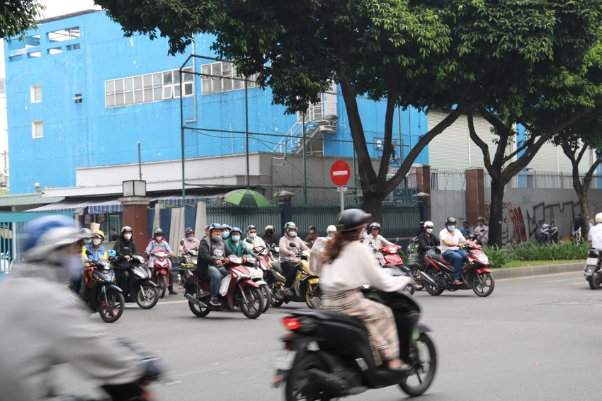 Các phương tiện đều giữ khoảng cách an toàn.