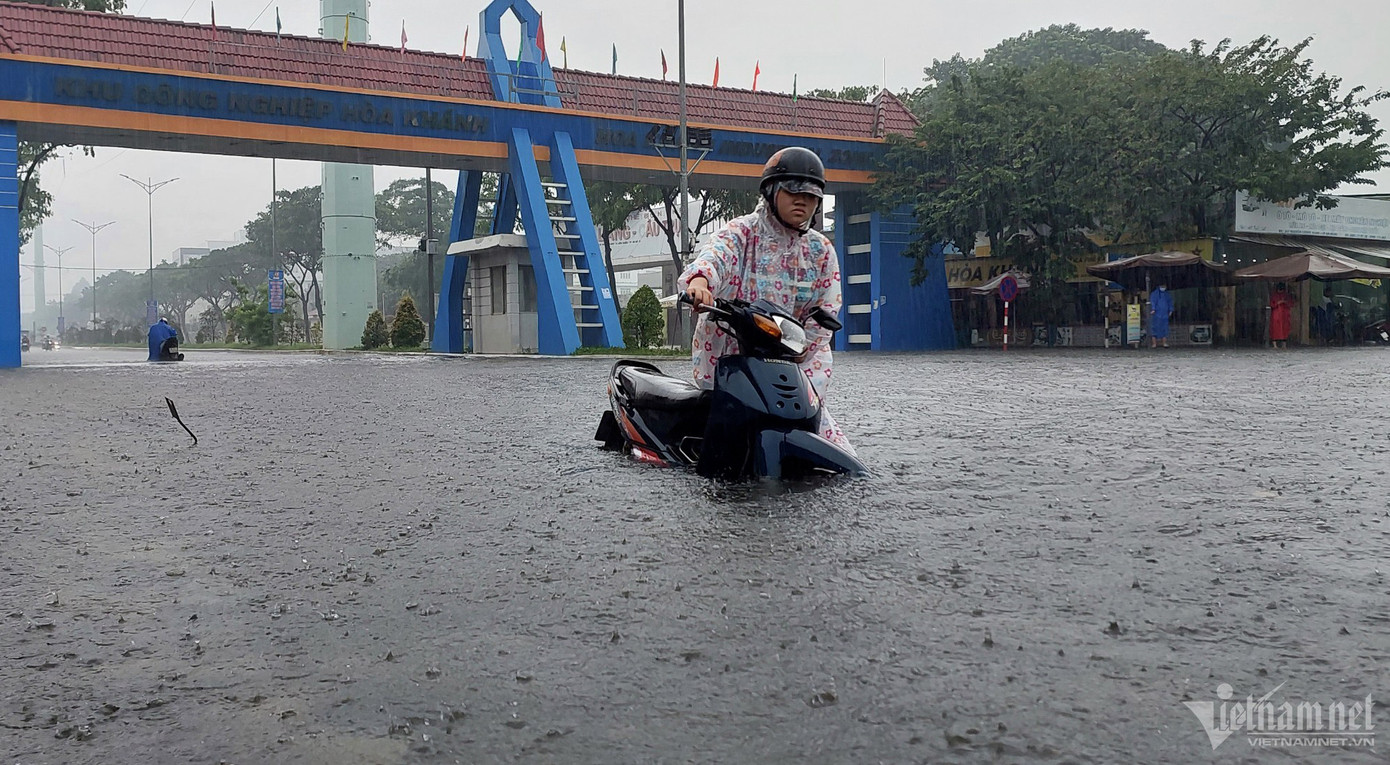 Tại khu vực cổng Khu công nghiệp Hòa Khánh giao với đường Nguyễn Lương Bằng, nước ngập sâu hơn 0,5m. Hàng loạt xe bị chết máy, phải dắt bộ. Phương tiện lưu thông qua khu vực này hỗn loạn. Tại khu vực cổng Khu công nghiệp Hòa Khánh giao với đường Nguyễn Lương Bằng, nước ngập sâu hơn 0,5m. Hàng loạt xe bị chết máy, phải dắt bộ. Phương tiện lưu thông qua khu vực này hỗn loạn.