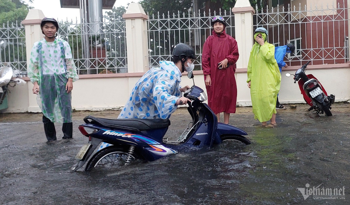 Tại khu vực cổng Khu công nghiệp Hòa Khánh giao với đường Nguyễn Lương Bằng, nước ngập sâu hơn 0,5m. Hàng loạt xe bị chết máy, phải dắt bộ. Phương tiện lưu thông qua khu vực này hỗn loạn. Tại khu vực cổng Khu công nghiệp Hòa Khánh giao với đường Nguyễn Lương Bằng, nước ngập sâu hơn 0,5m. Hàng loạt xe bị chết máy, phải dắt bộ. Phương tiện lưu thông qua khu vực này hỗn loạn.