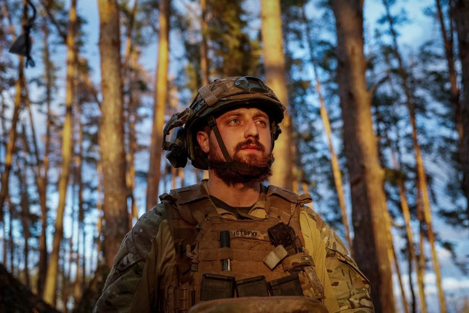 Istoryk đứng trên tiền tuyến ở Luhansk. Ảnh: Reuters Istoryk đứng trên tiền tuyến ở Luhansk. Ảnh: Reuters