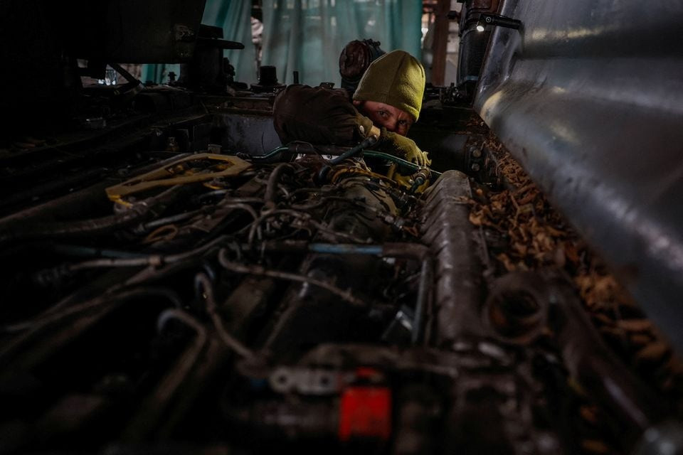 Anatolii - một thợ cơ khí sửa xe tăng T-72. Ảnh: Reuters