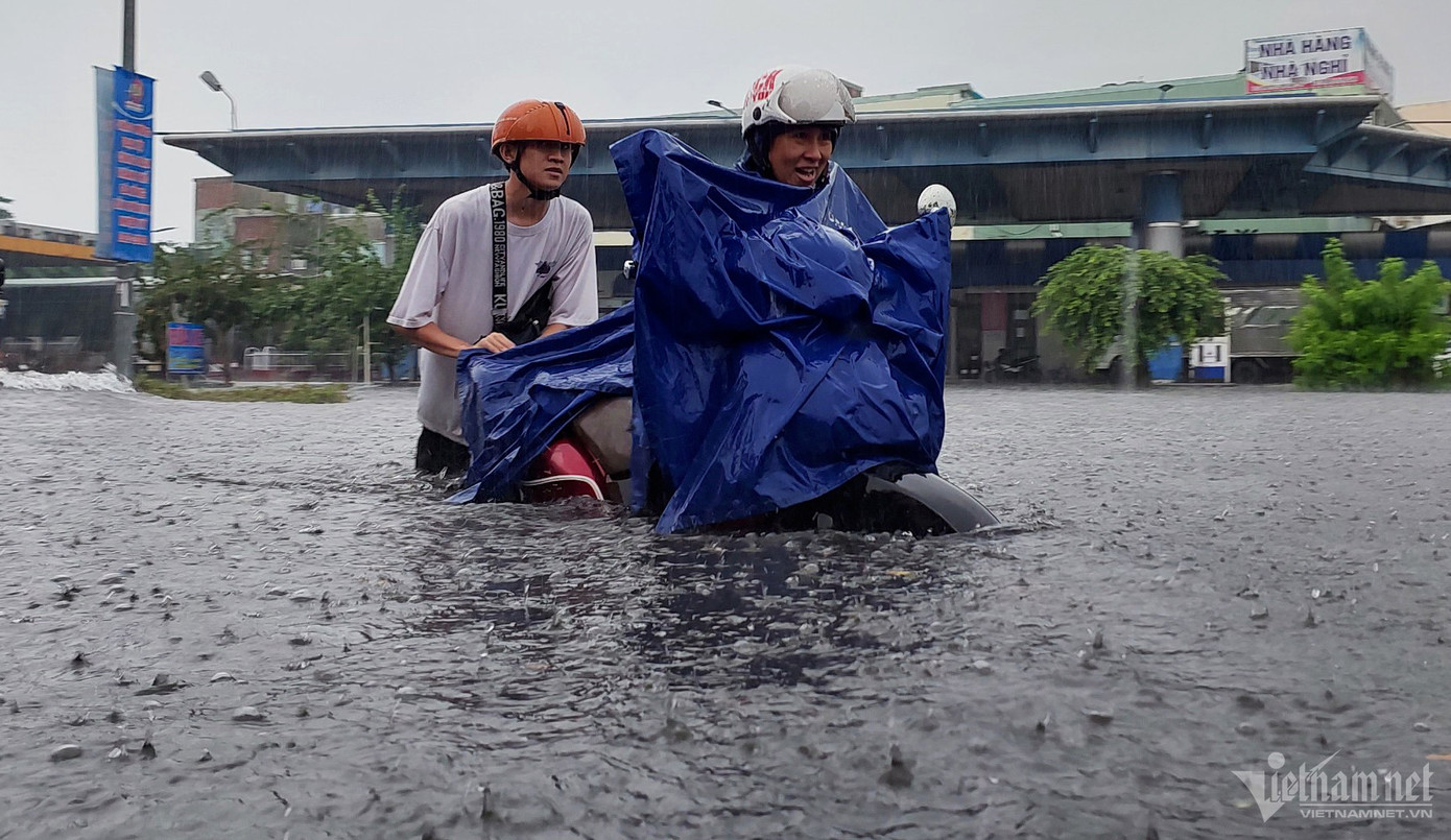 Hàng loạt xe máy khi đi qua khu vực cổng Khu công nghiệp Hòa Khánh. Hàng loạt xe máy khi đi qua khu vực cổng Khu công nghiệp Hòa Khánh.