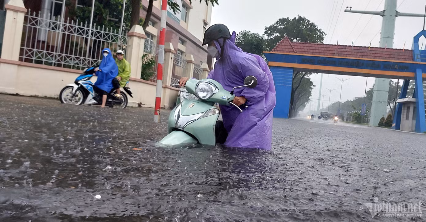 Tại khu vực cổng Khu công nghiệp Hòa Khánh giao với đường Nguyễn Lương Bằng, nước ngập sâu hơn 0,5m. Hàng loạt xe bị chết máy, phải dắt bộ. Phương tiện lưu thông qua khu vực này hỗn loạn. Tại khu vực cổng Khu công nghiệp Hòa Khánh giao với đường Nguyễn Lương Bằng, nước ngập sâu hơn 0,5m. Hàng loạt xe bị chết máy, phải dắt bộ. Phương tiện lưu thông qua khu vực này hỗn loạn.