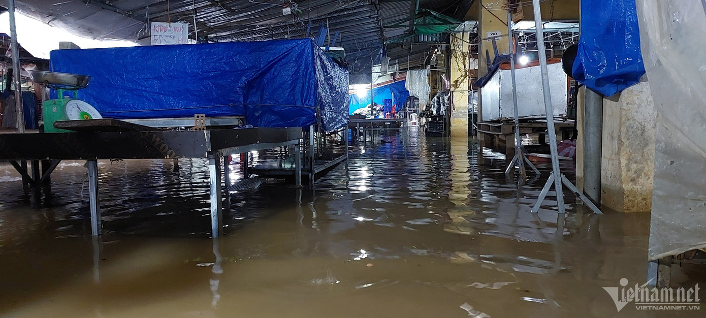Khu vực chợ Thanh Vinh ngập sâu, các tiểu thương phải nghỉ bán. Khu vực chợ Thanh Vinh ngập sâu, các tiểu thương phải nghỉ bán.