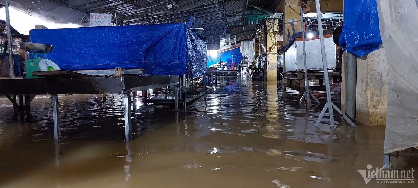 Khu vực chợ Thanh Vinh ngập sâu, các tiểu thương phải nghỉ bán. Khu vực chợ Thanh Vinh ngập sâu, các tiểu thương phải nghỉ bán.
