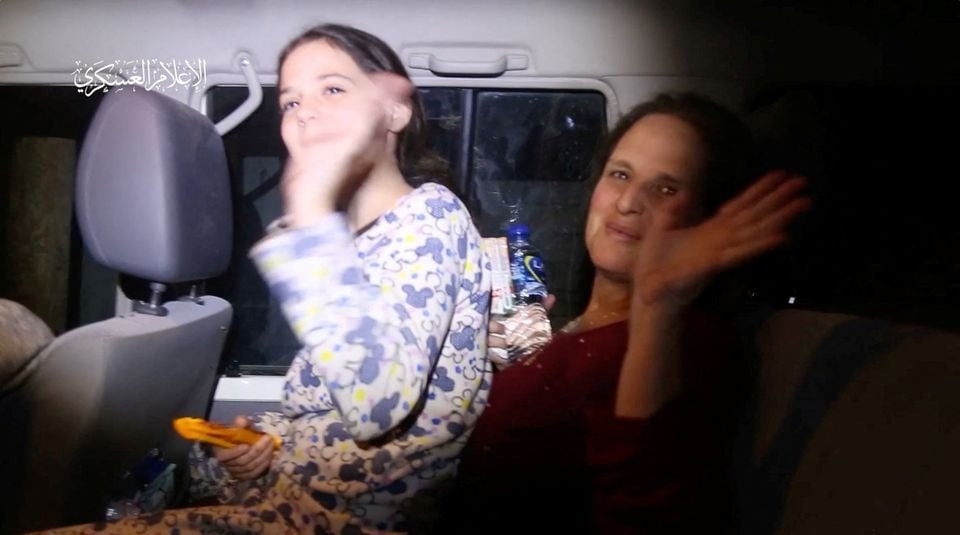 Các con tin Israel được thả tự do sáng 26/11. Ảnh: Reuters Các con tin Israel được thả tự do sáng 26/11. Ảnh: Reuters