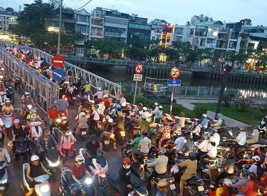 Cầu Trần Khánh Dư năm 2017 khi chưa được bỏ đèn đỏ và tổ chức lại giao thông nên thường xuyên ùn ứ. Ảnh: ĐÀO TRANG