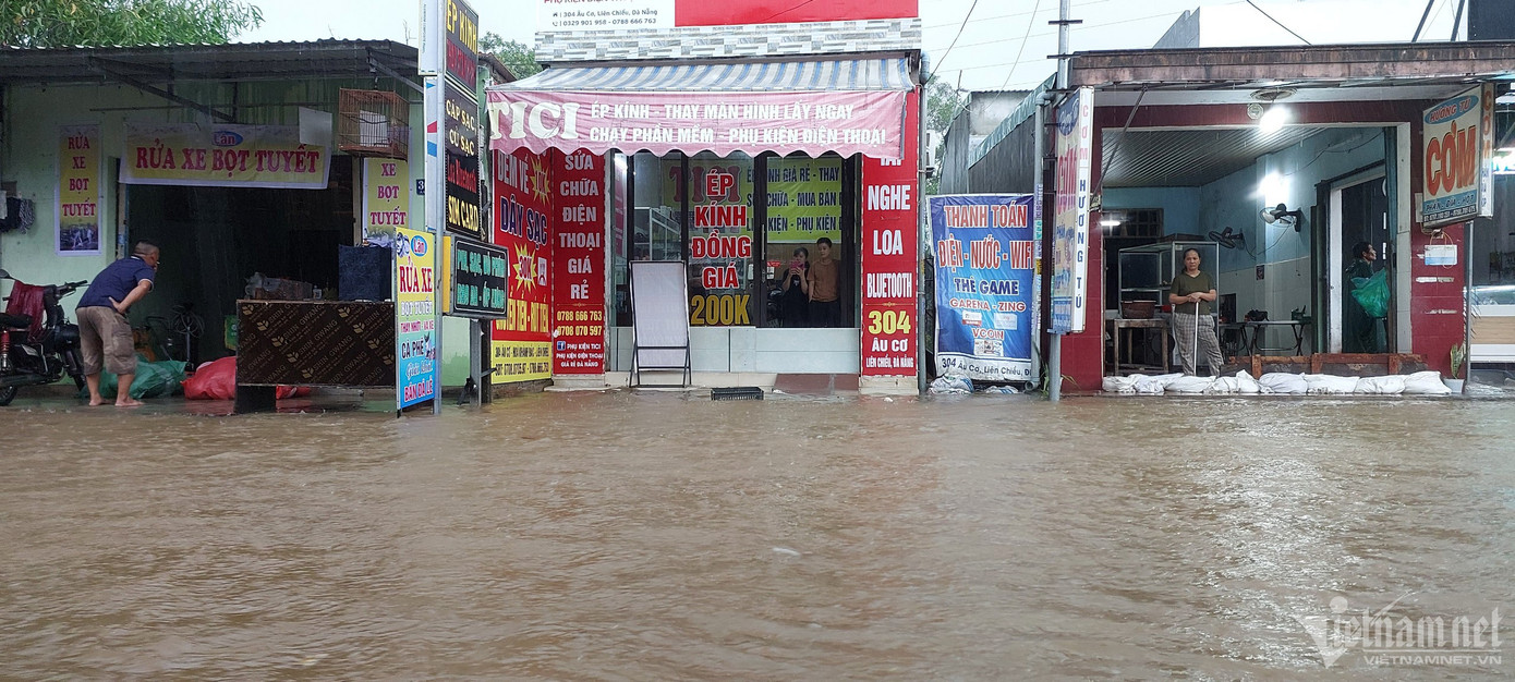 Người dân phải dùng bao cát, tôn để ngăn nước tràn vào nhà. Người dân phải dùng bao cát, tôn để ngăn nước tràn vào nhà.